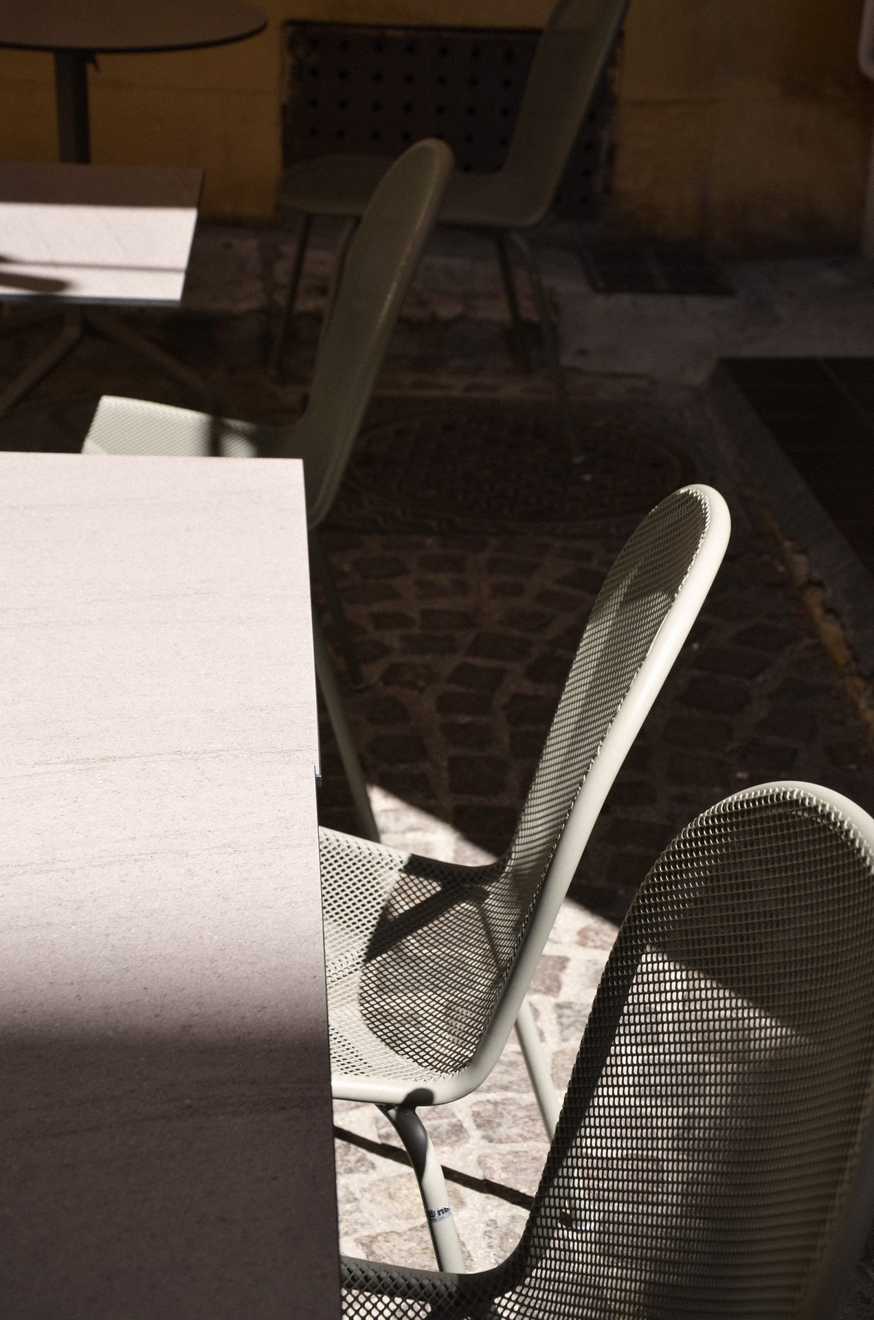 Table ronde et chaises EMU en terrasse, Le Four Aixois